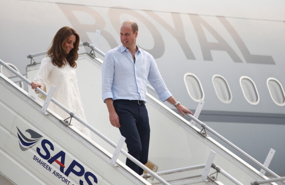 Le prince William, duc de Cambridge, et Catherine (Kate) Middleton, duchesse de Cambridge, arrivent à l'aéroport de Lahore dans le cadre de leur visite officielle au Pakistan, le 17 octobre 2019.