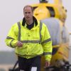 Le prince William, duc de Cambridge, lors de son premier jour en tant que pilote d'hélicoptère-ambulance au sein de l'organisme caritatif East Anglian Air Ambulance (EAAA) à l'aéroport de Cambridge, le 13 juillet 2015.