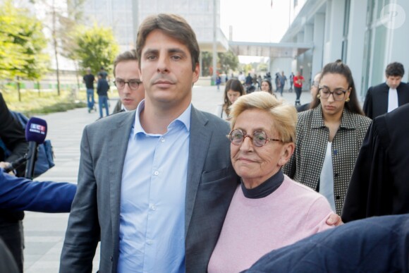 Isabelle Balkany sort du tribunal de Paris, soutenue par son fils Alexandre, après le verdict du procès des époux Balkany pour fraude fiscale le 13 septembre 2019.