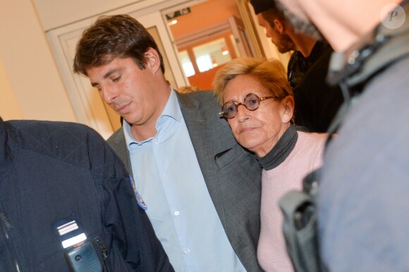 Isabelle Balkany sort du tribunal de Paris, soutenue par son fils Alexandre, après le verdict du procès des époux Balkany pour fraude fiscale le 13 septembre 2019.