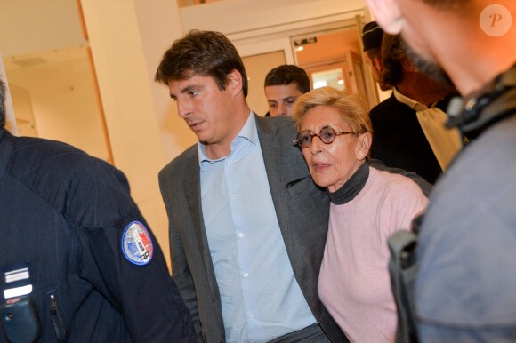 Isabelle Balkany sort du tribunal de Paris, soutenue par son fils Alexandre, après le verdict du procès des époux Balkany pour fraude fiscale le 13 septembre 2019.