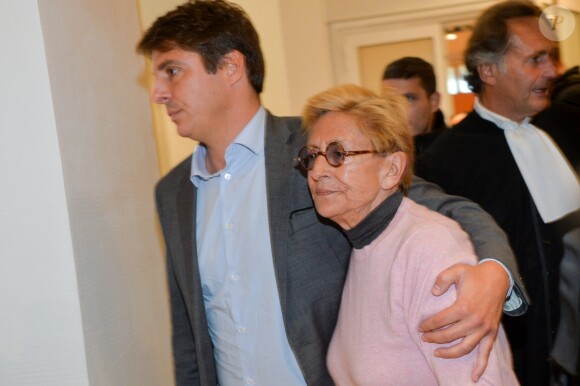 Isabelle Balkany sort du tribunal de Paris, soutenue par son fils Alexandre, après le verdict du procès des époux Balkany pour fraude fiscale le 13 septembre 2019.