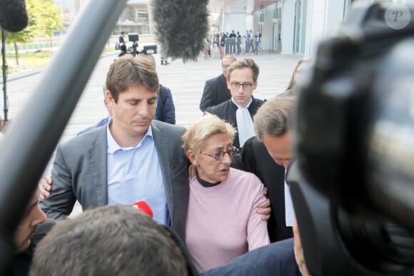 Isabelle Balkany sort du tribunal de Paris, soutenue par son fils Alexandre, après le verdict du procès des époux Balkany pour fraude fiscale le 13 septembre 2019.