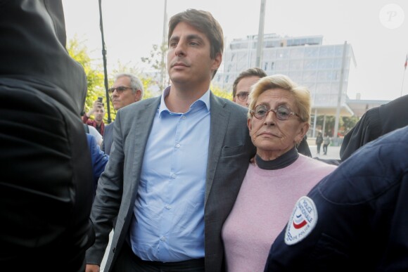 Isabelle Balkany sort du tribunal de Paris, soutenue par son fils Alexandre, après le verdict du procès des époux Balkany pour fraude fiscale le 13 septembre 2019.