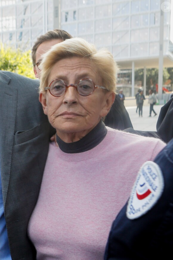 Isabelle Balkany sort du tribunal de Paris, soutenue par son fils Alexandre, après le verdict du procès des époux Balkany pour fraude fiscale le 13 septembre 2019.