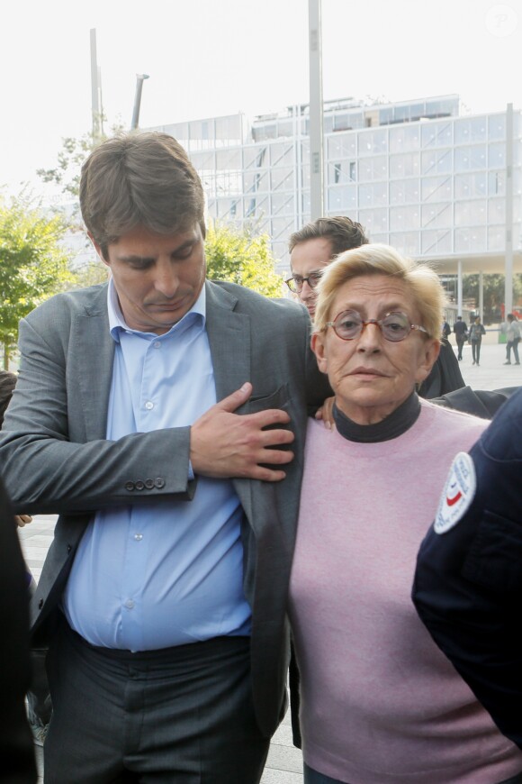 Isabelle Balkany sort du tribunal de Paris, soutenue par son fils Alexandre, après le verdict du procès des époux Balkany pour fraude fiscale le 13 septembre 2019.