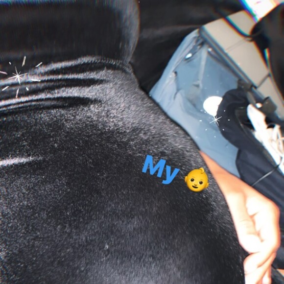 Christina Milian montre son baby bump dans le tourbus du "Pyramide Tour"- 19 octobre 2019.