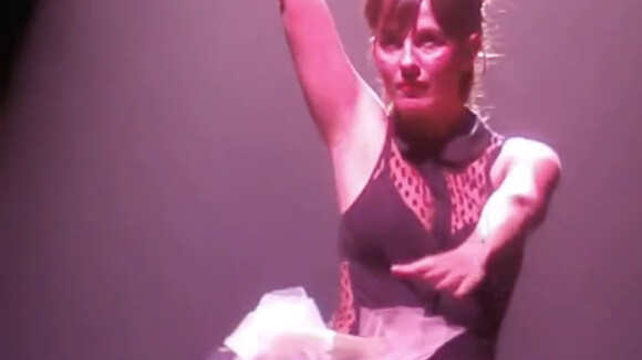 Nadège Sarron danse sur le titre La Poupée de Christophe Maé.