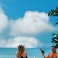 Elsa Dasc et son fiancé Arthur en train de boire un verre dans une piscine, aux Seychelles, sur Instagram, le 26 août 2019
