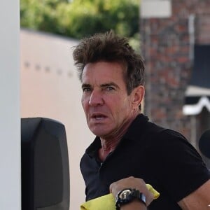 Exclusif - Dennis Quaid est allé mettre de l'huile dans sa Mercedes dans une station essence Sinclair du quartier de Brentwood à Los Angeles, le 19 septembre 2019