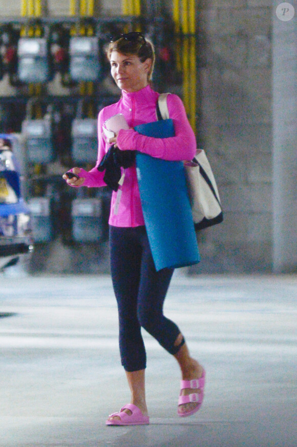 Exclusif - Lori Loughlin arrive à son cours de yoga à Los Angeles, le 9 août 2019. 0