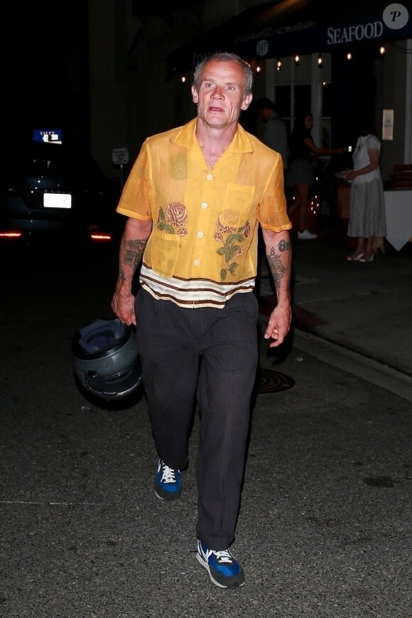 Exclusif - Le musicien Flea est allé dîner dans le restaurant 'Giorgio Baldi' à Santa Monica. Le batteur enfile son blouson en cuir avant de partir au volant d'une énorme moto BMW, le 26 juillet 2019.