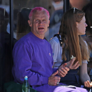 Exclusif - Michael Peter " Flea " Balzary, le bassiste de Red Hot Chili Peppers, discute avec des jeunes inconnues sur Abbot Kinney Boulevard à Los Angeles, le 19 mai 2019. Flea arbore une couleur de cheveux rose !