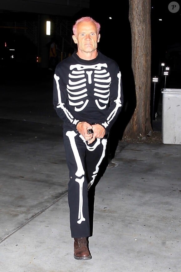 Flea (du groupe Red Hot Chili Peppers) avec un costume de squelette à la sortie du match de Lakers à Los Angeles au Staples Center, le 31 octobre 2018 à Los Angeles.