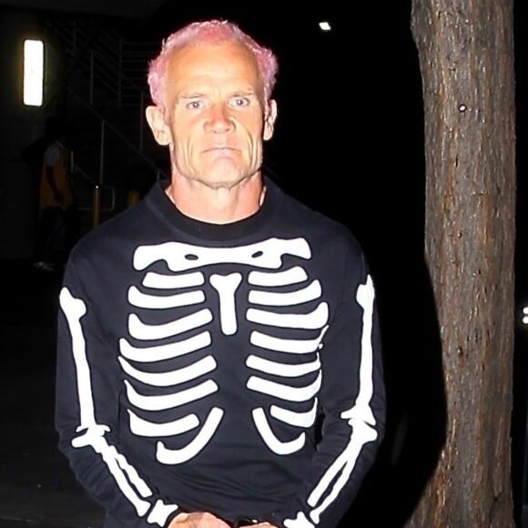Flea (du groupe Red Hot Chili Peppers) avec un costume de squelette à la sortie du match de Lakers à Los Angeles au Staples Center, le 31 octobre 2018 à Los Angeles.