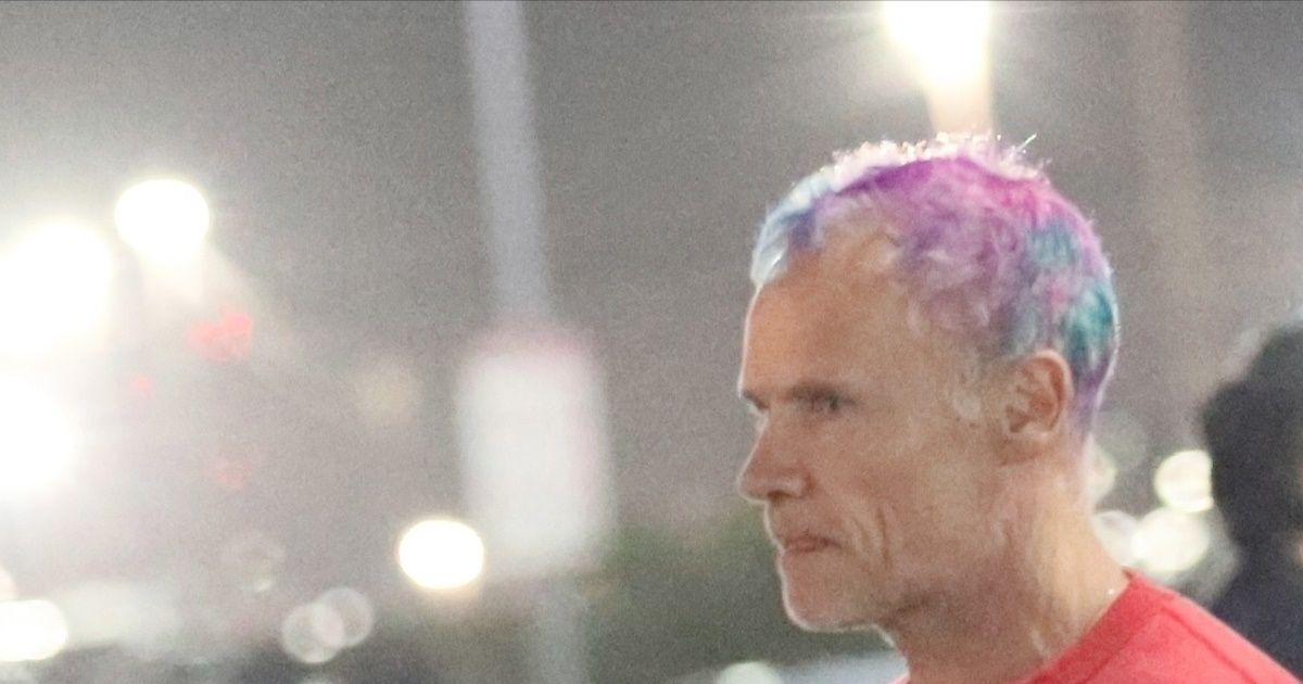 Exclusif Flea (Red Hot Chili Peppers) arrive au concert de Fleetwood