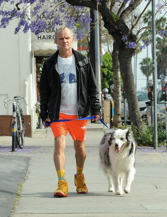 Exclusif - Le guitariste de Red Hot Chili Peppers Flea se promène avec son chien et va déjeuner en terrasse à Los Angeles le 20 mai 2018.