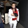 French Montana arrive à l'anniversaire de Drake et montre aux photographes le cadeau qu'il lui offre. Selon lui, il vaut 175 000 dollars! Los Angeles, le 24 octobre 2019.24/10/2019 - Los Angeles