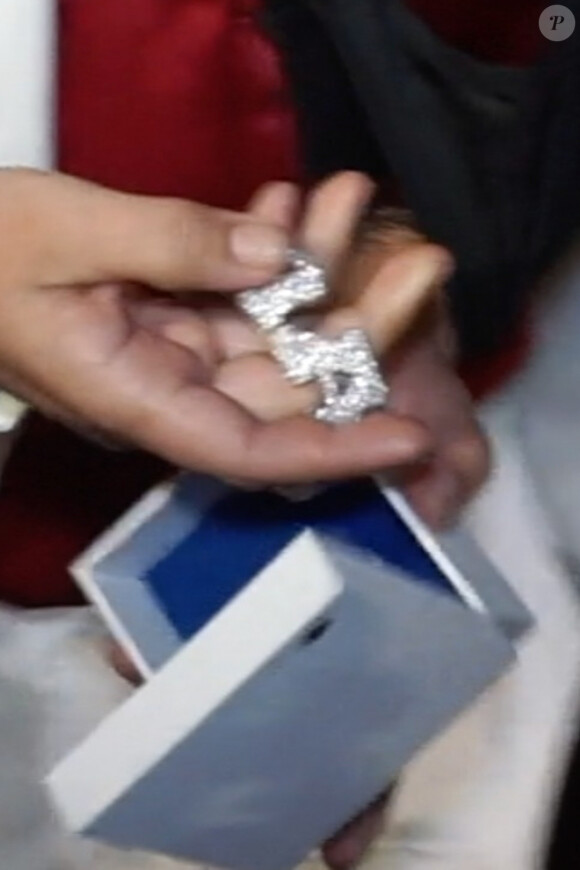 French Montana arrive à l'anniversaire de Drake et montre aux photographes le cadeau qu'il lui offre. Selon lui, il vaut 175 000 dollars! Los Angeles, le 24 octobre 2019.24/10/2019 - Los Angeles