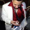 French Montana arrive à l'anniversaire de Drake et montre aux photographes le cadeau qu'il lui offre. Selon lui, il vaut 175 000 dollars! Los Angeles, le 24 octobre 2019.24/10/2019 - Los Angeles