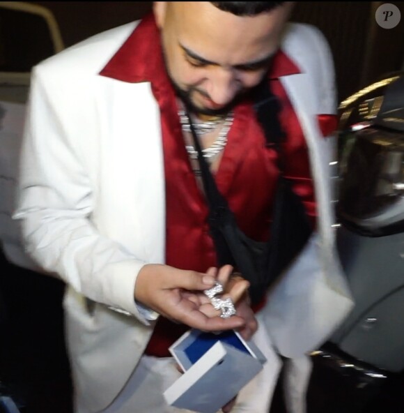 French Montana arrive à l'anniversaire de Drake et montre aux photographes le cadeau qu'il lui offre. Selon lui, il vaut 175 000 dollars! Los Angeles, le 24 octobre 2019.24/10/2019 - Los Angeles