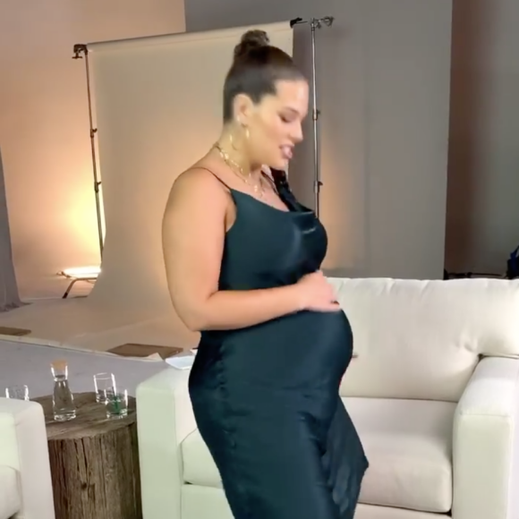 Ashley Graham, enceinte, fête la fin d'une semaine de 80 heures de travail. Octobre 2019.