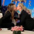Jennifer Aniston et Ellen DeGeneres échangent un baiser sur le plateau de l'animatrice. Octobre 2019.