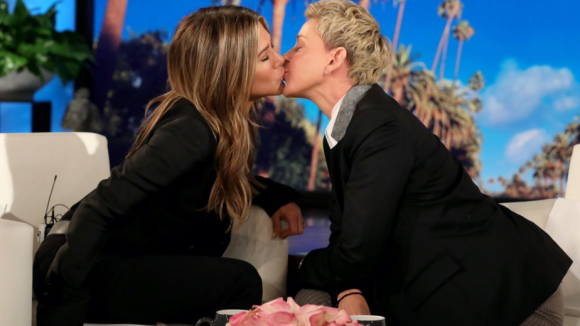 Jennifer Aniston, taquinée, échange un baiser avec son amie Ellen DeGeneres