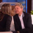 Jennifer Aniston embrasse Ellen DeGeneres sur le plateau du "Ellen Show" à Los Angeles, le 28 octobre 2019.28/10/2019 - Los Angeles