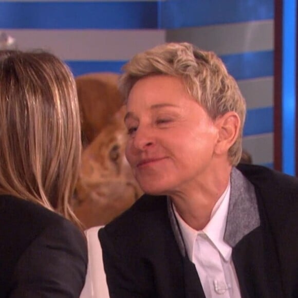 Jennifer Aniston embrasse Ellen DeGeneres sur le plateau du "Ellen Show" à Los Angeles, le 28 octobre 2019.28/10/2019 - Los Angeles