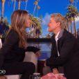 Jennifer Aniston embrasse Ellen DeGeneres sur le plateau du "Ellen Show" à Los Angeles, le 28 octobre 2019.28/10/2019 - Los Angeles