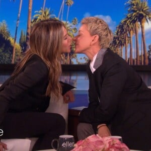 Jennifer Aniston embrasse Ellen DeGeneres sur le plateau du "Ellen Show" à Los Angeles, le 28 octobre 2019.28/10/2019 - Los Angeles