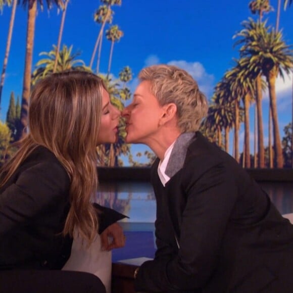 Jennifer Aniston embrasse Ellen DeGeneres sur le plateau du "Ellen Show" à Los Angeles, le 28 octobre 2019.28/10/2019 - Los Angeles