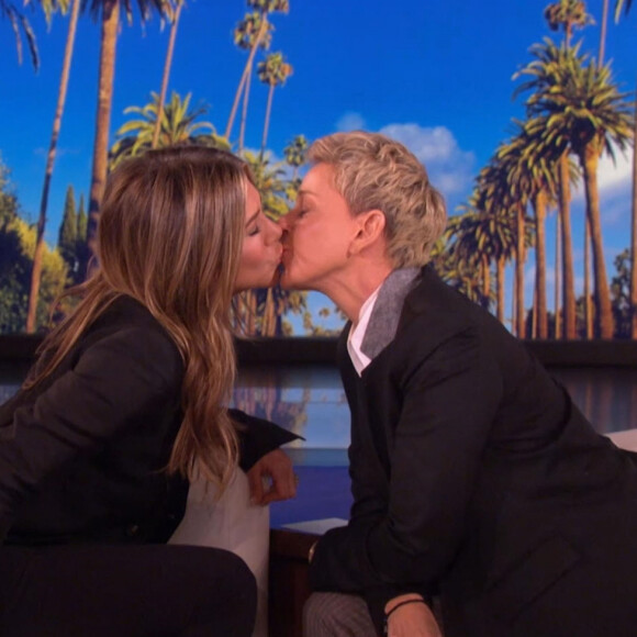 Jennifer Aniston embrasse Ellen DeGeneres sur le plateau du "Ellen Show" à Los Angeles, le 28 octobre 2019.28/10/2019 - Los Angeles