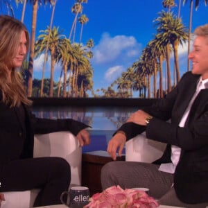 Jennifer Aniston embrasse Ellen DeGeneres sur le plateau du "Ellen Show" à Los Angeles, le 28 octobre 2019.28/10/2019 - Los Angeles