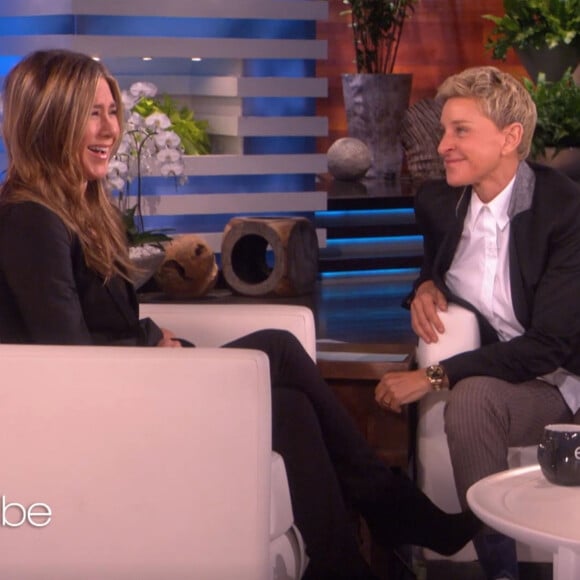 Jennifer Aniston embrasse Ellen DeGeneres sur le plateau du "Ellen Show" à Los Angeles, le 28 octobre 2019.28/10/2019 - Los Angeles