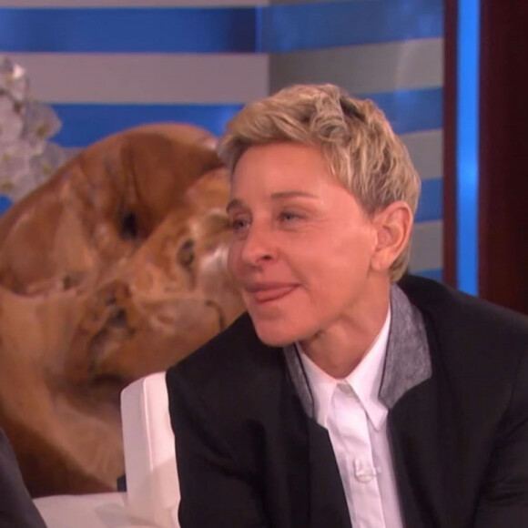Jennifer Aniston embrasse Ellen DeGeneres sur le plateau du "Ellen Show" à Los Angeles, le 28 octobre 2019.28/10/2019 - Los Angeles