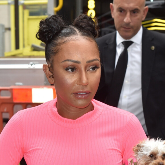 Mel B (Melanie Brown) arrive avec son petit chien dans les bras aux studios de "BBC Radio 2" à Londres, le 18 juillet 2019.