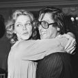 Lauren Bacall et Robert Evans lors d'une soirée chez Maxim's à Paris, en 1976.