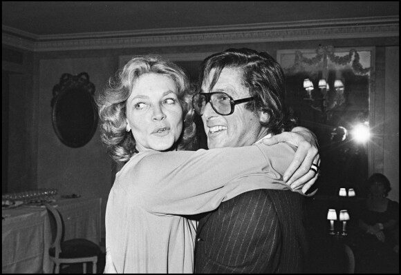 Lauren Bacall et Robert Evans lors d'une soirée chez Maxim's à Paris, en 1976.