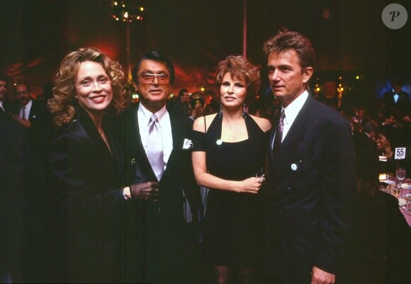 Robert Evans, Faye Dunaway, Raquel Welch lors d'une soirée pour les Oscars en 1993.