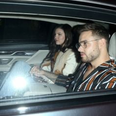 Liam Payne et sa compagne Maya Henry, main dans la main, montent à bord d'un taxi vers 2h30 du matin à la sortie du Chiltern Firehouse à Londres, le 18 octobre 2019.