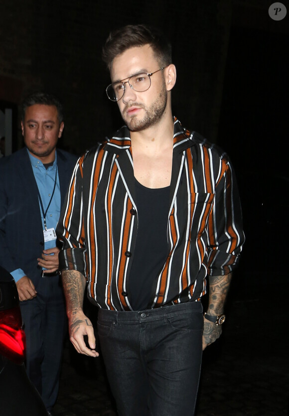 Liam Payne et sa compagne Maya Henry, main dans la main, montent à bord d'un taxi vers 2h30 du matin à la sortie du Chiltern Firehouse à Londres, le 18 octobre 2019.