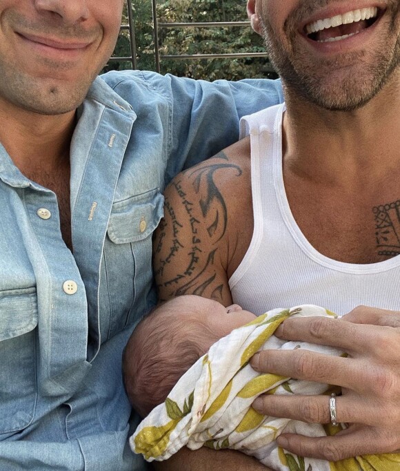 Ricky Martin et son mari Jwan Yosef posent avec leur bébé, sur Instagram, le 29 octobre 2019.