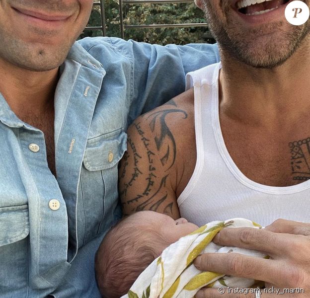 Ricky Martin et son mari Jwan Yosef posent avec leur bébé, sur Instagram, le 29 octobre 2019.