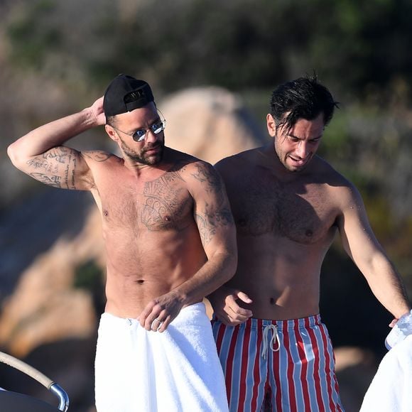Ricky Martin et son mari Jwan Yosef en vacances sur un yacht avec des amis à Porto Cervo en Italie, le 12 août 2018. L
