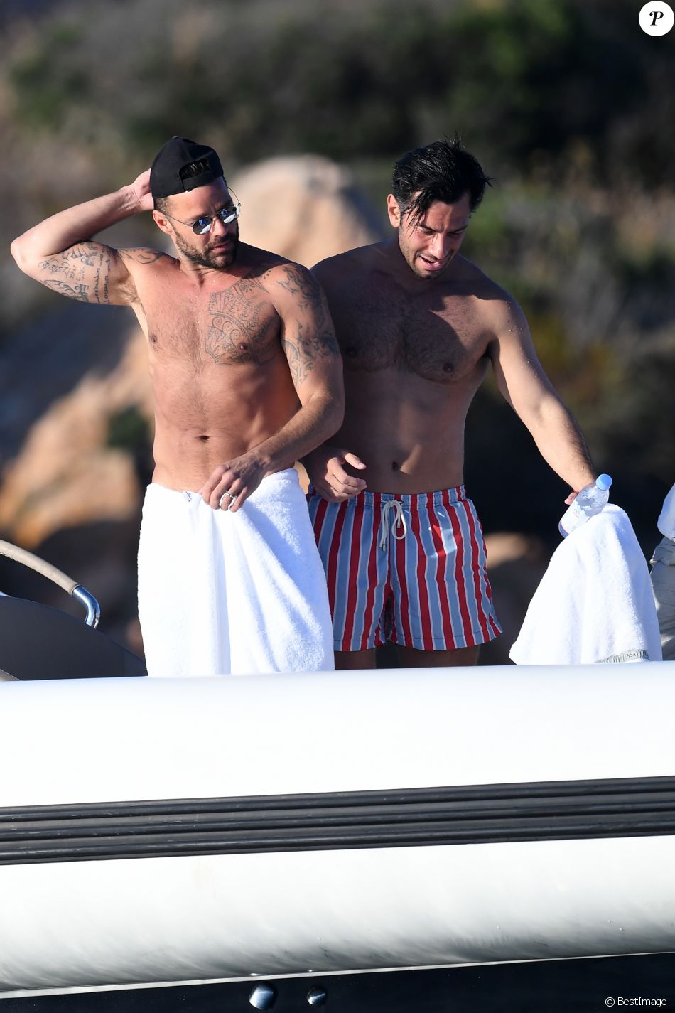 Ricky Martin et son mari Jwan Yosef en vacances sur un yacht avec des amis à Porto Cervo en Italie, le 12 août 2018. L