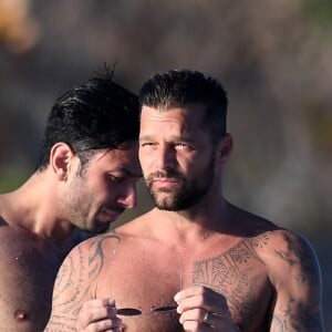 Ricky Martin et son mari Jwan Yosef en vacances sur un yacht avec des amis à Porto Cervo en Italie, le 12 août 2018. L