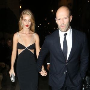 Jason Statham et sa compagne Rosie Huntington-Whiteley quittent la soirée 'The Harper's Bazaar Women Of The Year Awards' à l'hôtel Claridge's à Londres, le 29 octobre 2019.