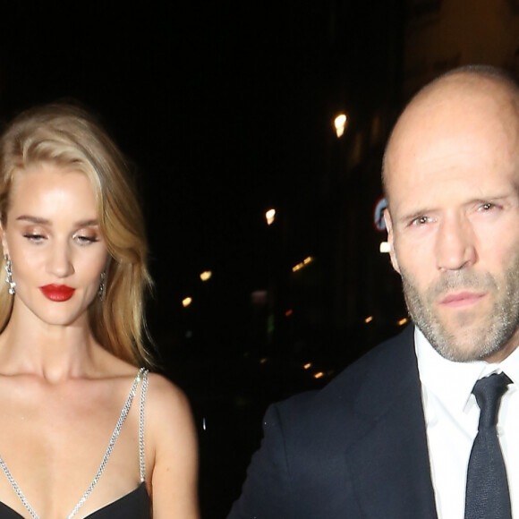 Jason Statham et sa compagne Rosie Huntington-Whiteley quittent la soirée 'The Harper's Bazaar Women Of The Year Awards' à l'hôtel Claridge's à Londres, le 29 octobre 2019.